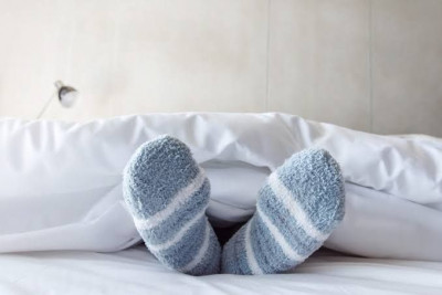 Manfaat Tidur Malam Pakai Kaus Kaki